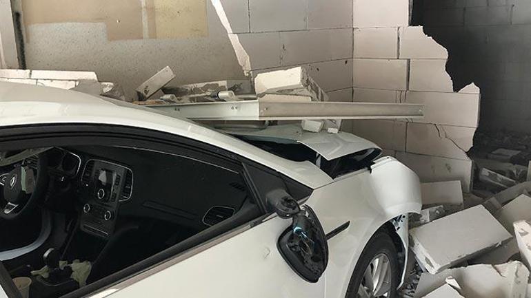 Gaz ile freni karıştırıp dükkana daldı Yabancı uyruklu kadın şoka girdi