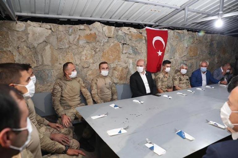 Bakan Soylu Şırnakta Mehmetçiğin ailesiyle görüştü