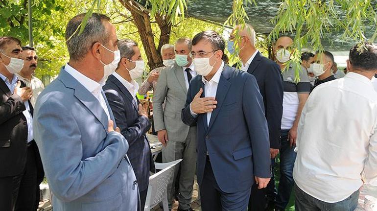 AK Parti Genel Başkan Yardımcısı Cevdet Yılmaz, Bingöl’de partililerle bayramlaştı