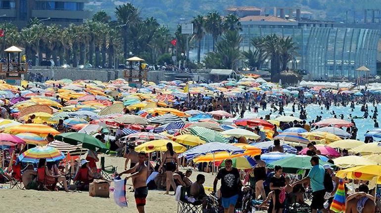 Çeşme plajları doldu taştı 1 milyon kişiyi aştı