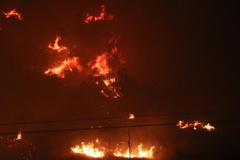 İzmirde korkutan yangın Rüzgarla birlikte etkisi arttı