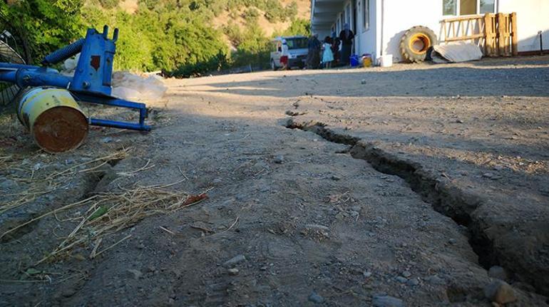 Malatyadaki 5.2lik deprem sonrası dev yarıklar oluştu