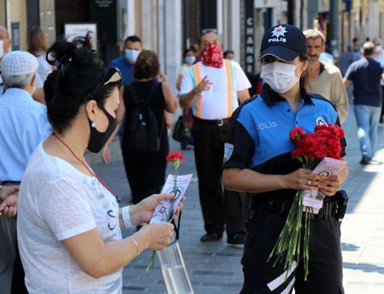 Taksim Meydanı ve İstiklal Caddesinde polisten kadınlara KADES bilgilendirmesi