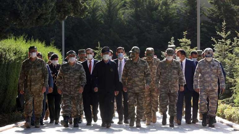 Milli Savunma Bakanı Akar ve TSK Komuta Kademesi Baküde şehitlik ziyaret etti