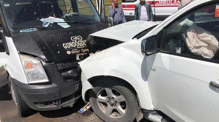 Ardahanda minibüs ile kamyonet çarpıştı: 8 yaralı