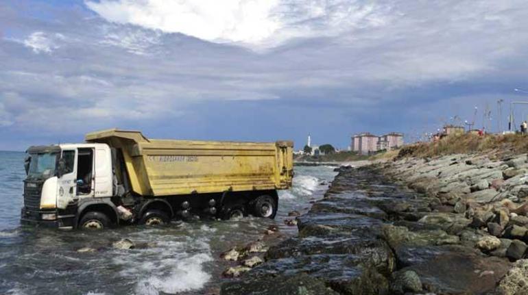 Trabzonda kamyon denize uçtu, şoför yaralandı