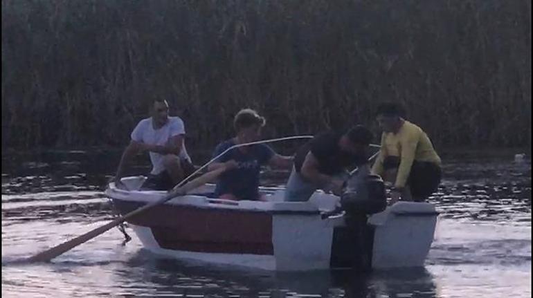 Sapanca gölünde tekne yandı Vatandaşlar canını zor kurtardı