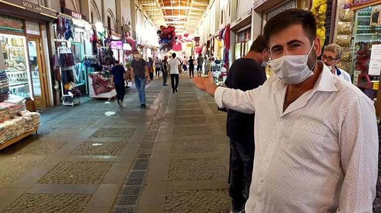 Yere atılan maskeyi alıp yüzüne taktı