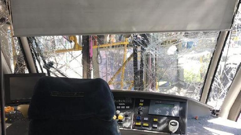 Son dakika: Bağcılar-Kabataş seferini yapan tramvay halk otobüsüne çarptı
