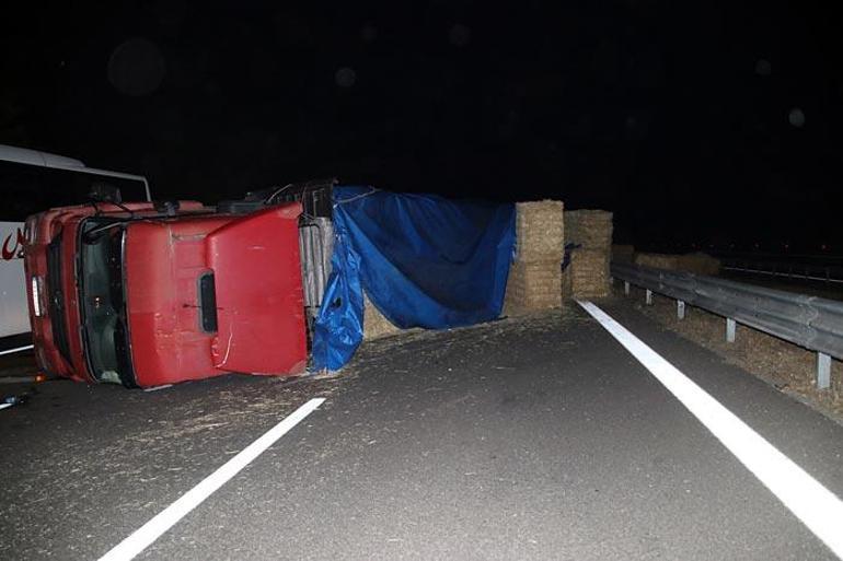Düzcede saman yüklü TIR devrildi İstanbula gidiş tek şeride indi