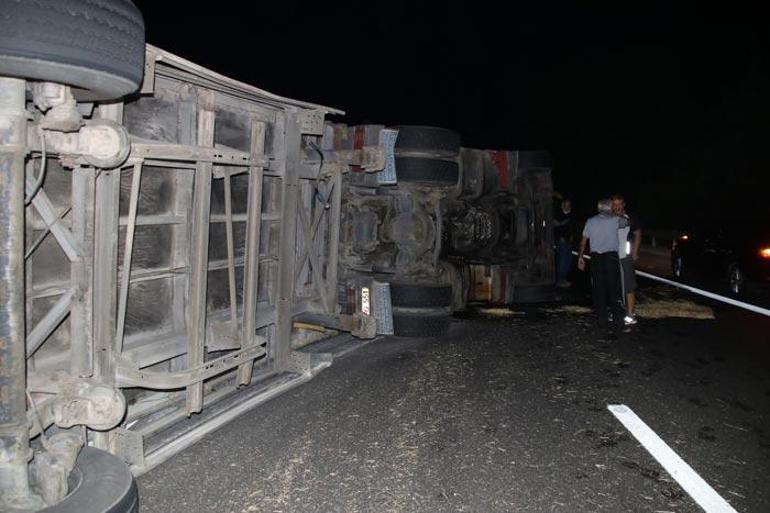Düzcede saman yüklü TIR devrildi İstanbula gidiş tek şeride indi