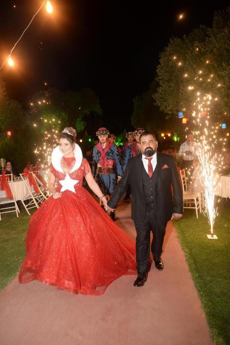 Zafer Bayramındaki düğününde ay-yıldızlı kırmızı gelinlik giydi