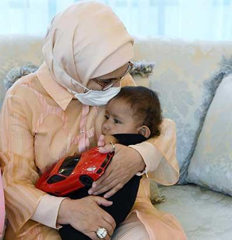 Emine Erdoğan, kolları ve bacakları olmayan Muhammed bebeği misafir etti