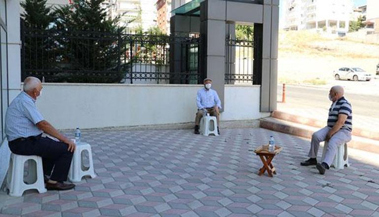 Bakan Kocanın paylaştığı fotoğraftaki emekliler: Gençlerimiz virüsü bulaştırmasın