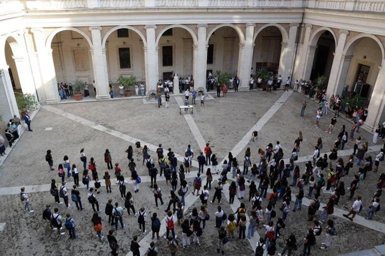 İtalyada 5,6 milyon öğrenci okula döndü