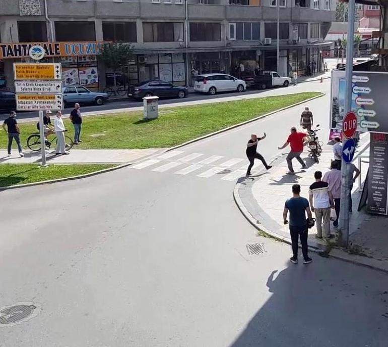 Son dakika Satırla dehşet saçtı Meyve kasasıyla kendini korudu