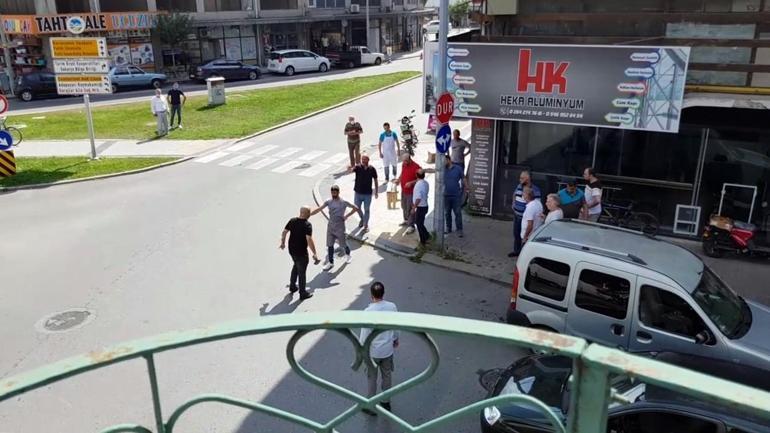 Son dakika Satırla dehşet saçtı Meyve kasasıyla kendini korudu