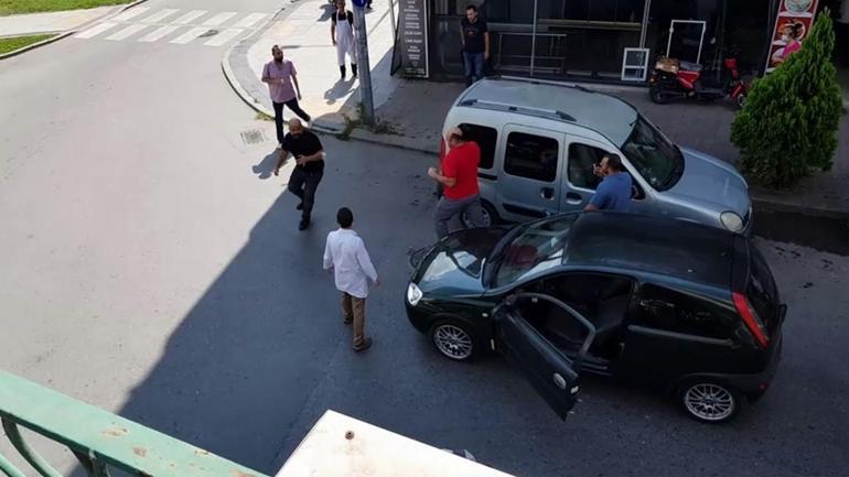 Son dakika Satırla dehşet saçtı Meyve kasasıyla kendini korudu
