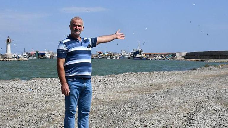 Limanın girişi çakıl taşlarıyla doldu, tekneleri çıkaramıyorlar