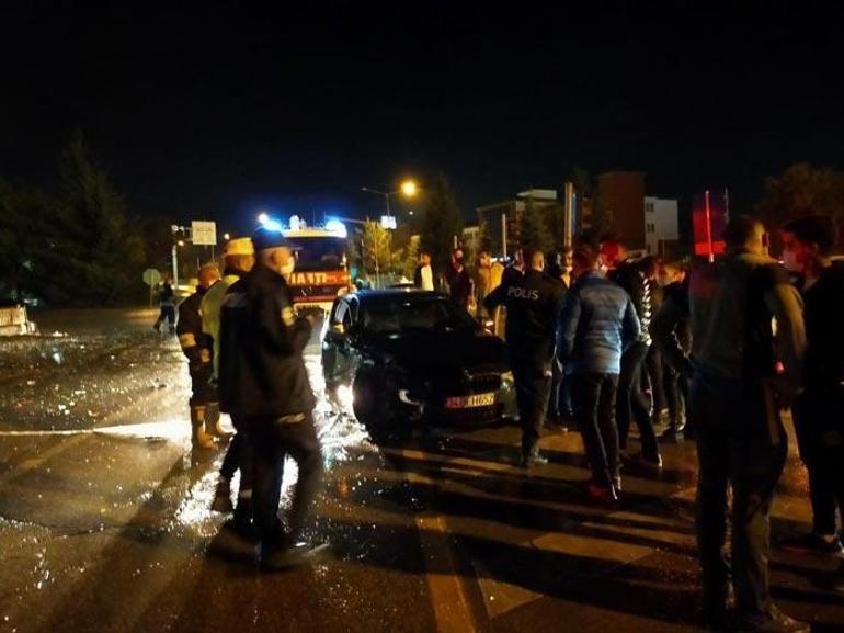 Yağmurlu yolda kayan tur otobüsü 3 aracı biçti