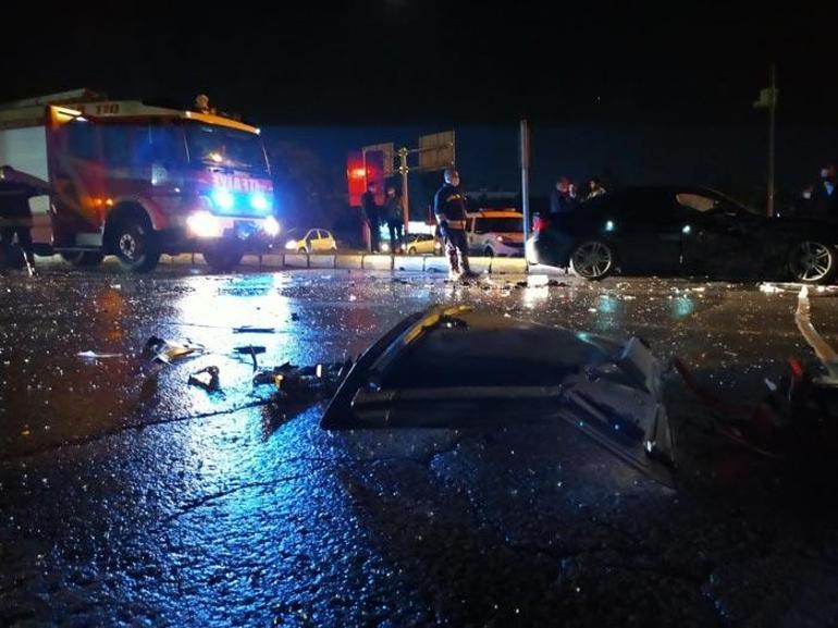 Yağmurlu yolda kayan tur otobüsü 3 aracı biçti