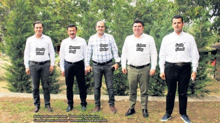 Eski dostlar aynı masada
