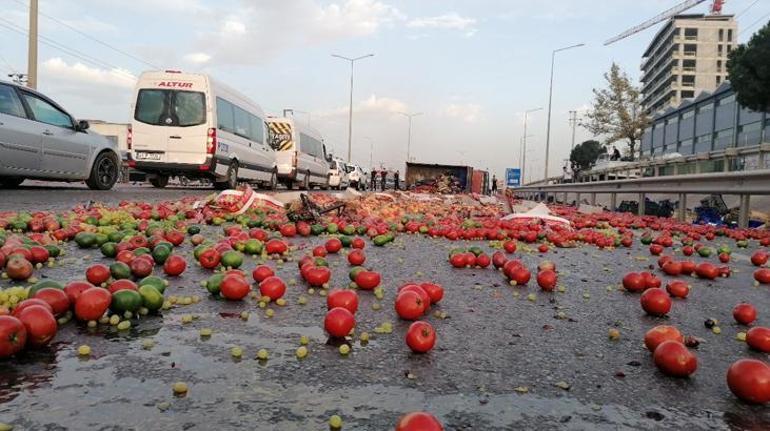 Otomobilin çarptığı sebze yüklü kamyonet devrildi Yaralılar var