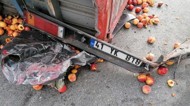 Otomobilin çarptığı sebze yüklü kamyonet devrildi Yaralılar var
