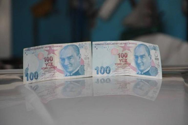 Herkesin satılığa çıkardığı hatalı basılan banknotu, hatıra olarak saklıyor