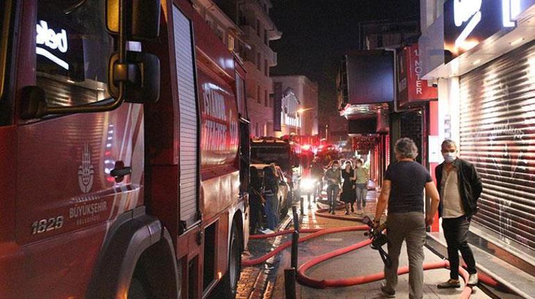 İstanbulun göbeğinde korkutan yangın Alev topuna döndü