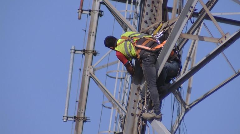 Çamlıcadaki antenlerin tepesinde zorlu söküm çalışması