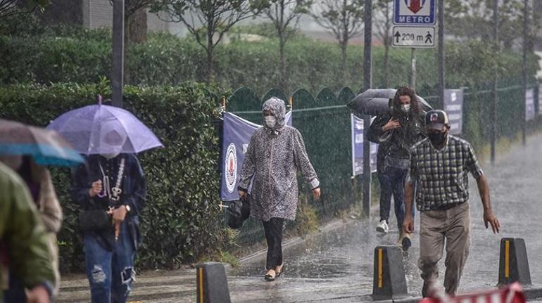 İstanbulda sağanak yağış Zor anlar yaşadılar