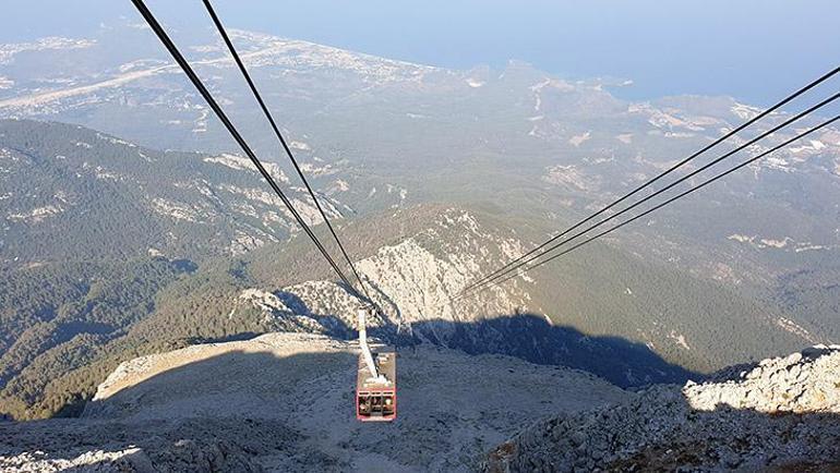 Binlerce metre yükseklikteki dağa ziyaretçi akını