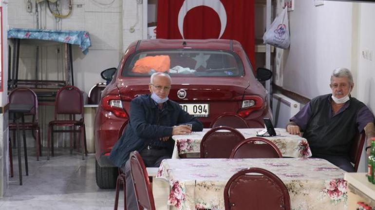 Otomobilini doludan korumak için kahvehaneye park  etti