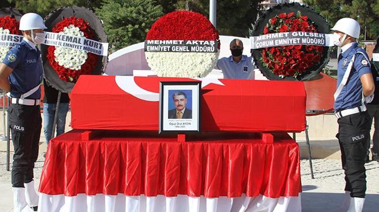 Emniyet müdürünün naaşını eşi ve oğlu taşıdı