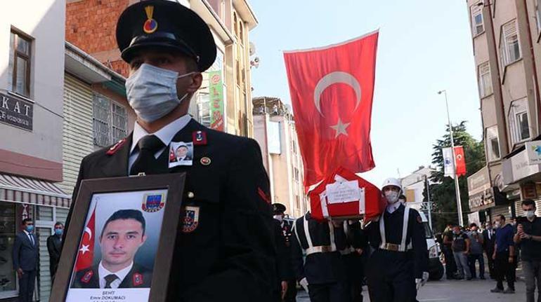 Şehit Astsubay Kıdemli Çavuş Emre Dokumacının cenazesi toprağa verildi