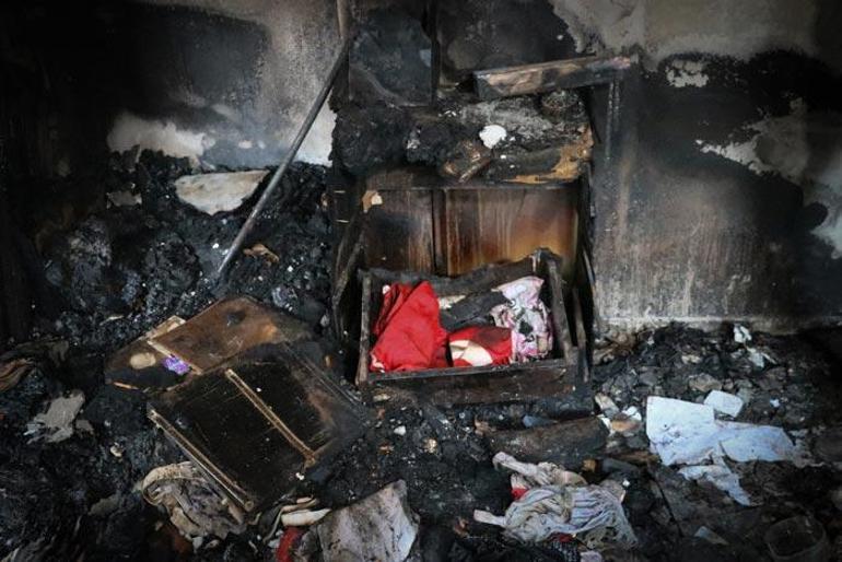 Bütün eşyaların yandığı odada sadece Türk bayrağı yanmadı