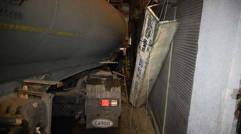 Abdurrahim Albayrakın annesinin yaşadığı binaya tanker çarptı