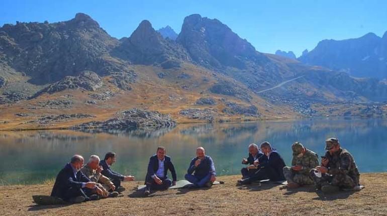 Bakan Soylunun, Sat Buzul Gölü kıyısında kahve keyi