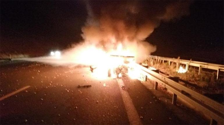 Araba alev topuna döndü 5 kişi yaralandı