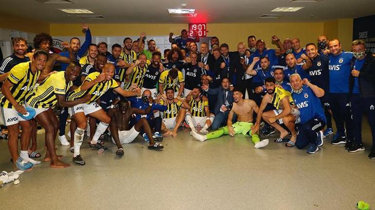Son dakika - Trabzonspor maçı sonrası Fenerbahçeli futbolculardan taraftara balkon sürprizi