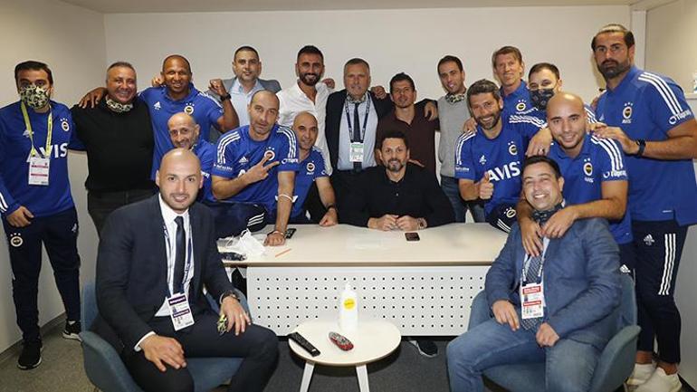 Son dakika - Trabzonspor maçı sonrası Fenerbahçeli futbolculardan taraftara balkon sürprizi