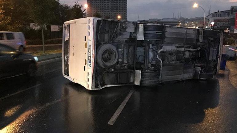 İstanbulda dehşet anları Servis midibüsü devrildi