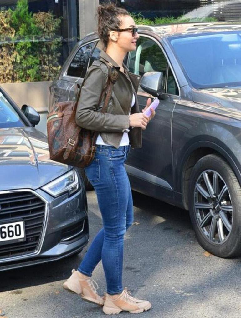 Birce Akalay maskeyi elinde taşıdı