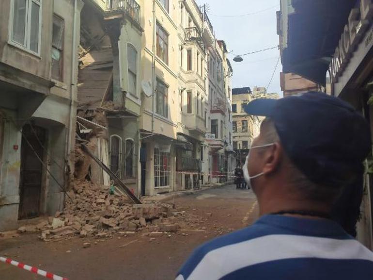 Son dakika... Beyoğlunda 2 katlı boş bina çöktü