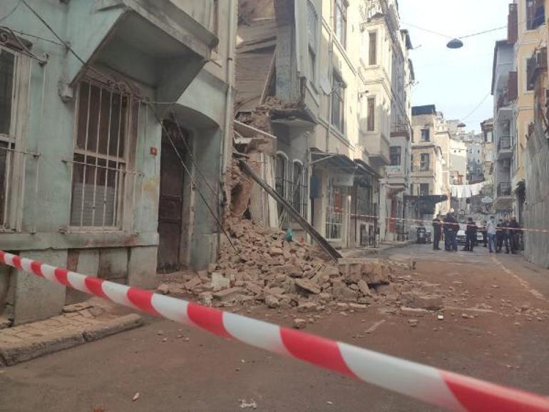 Son dakika... Beyoğlunda 2 katlı boş bina çöktü