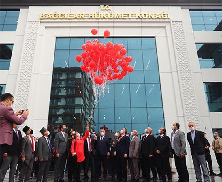 Bağcılar’da Cumhuriyetin 97. yılında Türk bayraklı 97 balon uçuruldu