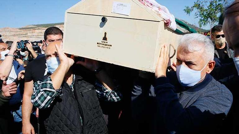 İzmirde depremde vefat eden aynı aileden 3 kişi toprağa verildi