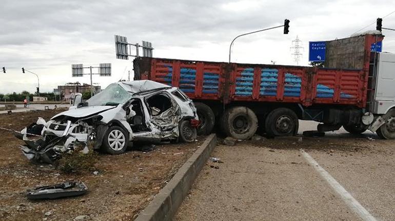 Kozanda kamyon ile otomobil çarpıştı: 1 ölü, 2 yaralı