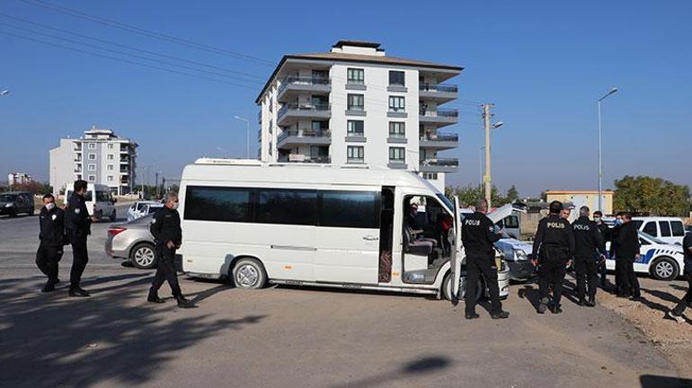 Lastikleri patlatılarak durdurulan minibüsten iki çocuk çıktı